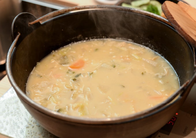 具だくさんの「鉄鍋みそ汁」