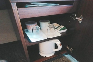 ケトルや緑茶、LANケーブル等は机の下にございます